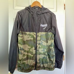 LIGHT WEIGHT WIND BREAKER IN BLACK AND CAMO M EUC